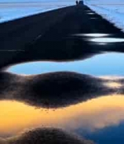  雪后道路水洼映晚霞2617#横屏 