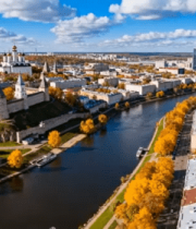 城市道路行驶的银色油罐卡车2771#横屏 