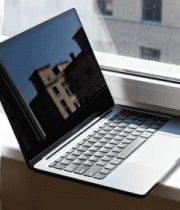 窗边放置的笔记本电脑4533#横