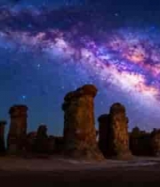  星空下的岩石柱延时摄影2566#横屏 