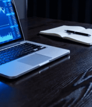 笔记本电脑显示金融图表画面331#横