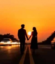  夕阳下牵手的情侣背影2412#横屏 	 