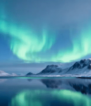北极极光下的雪山湖泊景观5148#横