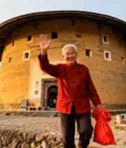  土楼前的红衣老人挥手2258#横屏 	 