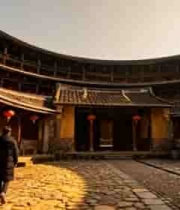  土楼内红衣人漫步2257#横屏 