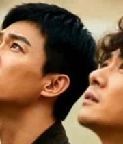  双人仰望天空特写2170#横屏 	 