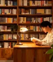  书房灯下阅读的青年2158#横屏 	 -