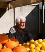  市场摊位前的老人2127#横屏 	 -