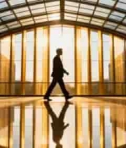  商务人士大厅行走逆光剪影1989#横屏 	 