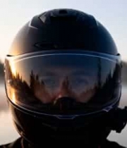  清晨湖边戴头盔的人1764#横屏 	 