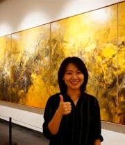  女子美术馆欣赏黄色画作1679#横屏 	 