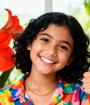  女孩微笑竖大拇指1654#横屏 	 -