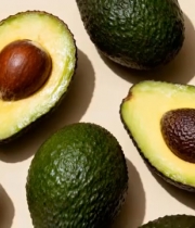  牛油果特写与手指互动1646#横屏 	 