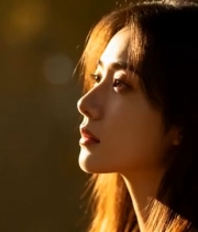  逆光下的长发女孩侧脸1641#横屏 	 -