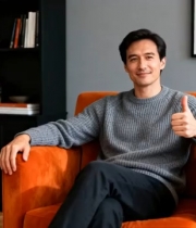  男子微笑竖大拇指点赞1631#横屏 	 