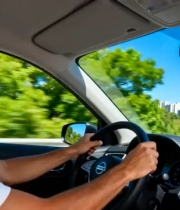  男性驾驶汽车城市道路行驶1622#横屏 	 