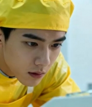  男研究员实验室工作1624#横屏 	 