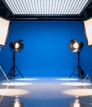  蓝幕光影下的商务男士1378#横屏 	 