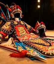  京剧武生靠旗坐地亮相1245#横屏 	 