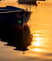  金色水面停泊的蓝色小船1185#横屏 	 - 