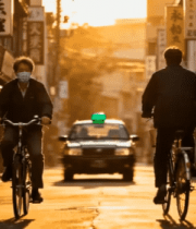 黄昏老街骑行戴口罩的人982#横屏 