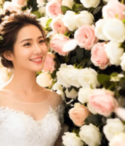 花墙前的微笑新娘967#横屏 