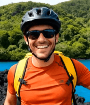 户外探险者竖大拇指点赞960#横屏 