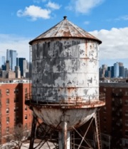 红砖建筑与城市天际线940#横屏 