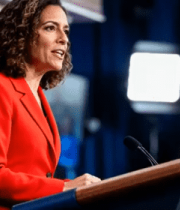 红衣女性演讲发言928#横屏 