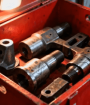 红色工具箱里的金属零件896#横屏 