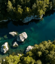 航拍碧绿河流与岩石805#横屏 