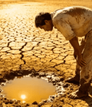 干旱土地上的男人与水洼545#横屏 