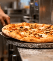 厨师从烤炉取出美味披萨303#横屏 