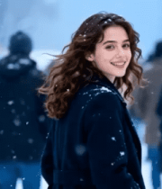 冬日街头微笑的卷发女孩419#横屏 