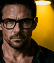 戴眼镜的严肃男性382#横屏 