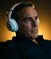 戴耳机的成熟男性372#横屏 