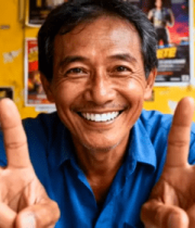 大叔比耶笑容特写362#横屏 