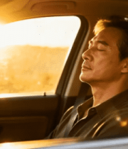 车内夕阳下的成熟男性177#横屏 