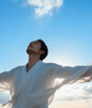 白衣男子舒展双臂沐浴阳光38#横屏 