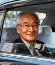 车内微笑的老年男性173#横屏 