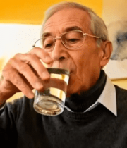 老人居家开启药瓶场景6540#横屏 