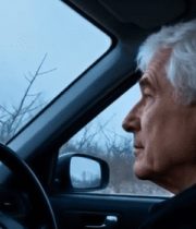 老人驾驶汽车特写2458#横屏 