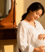 孕妇室内轻抚肚子画面11405#横屏 