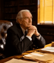 老人办公室桌前托腮沉思9338#横屏 