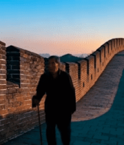 老人持杖漫步中国长城14258#横屏 