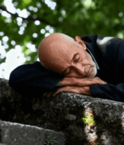 老人公园石栏上休憩14091#横屏 