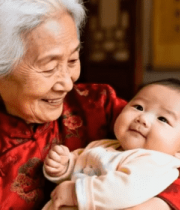 老人怀抱婴儿室内场景10146#横屏 