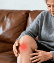 老人居家膝盖疼痛场景15010#横屏 