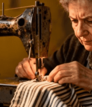 老年女性使用缝纫机缝纫10983#横屏 