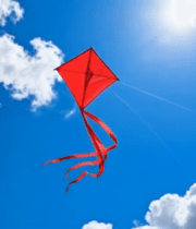 蓝天中飞翔的红色风筝12479#横屏 